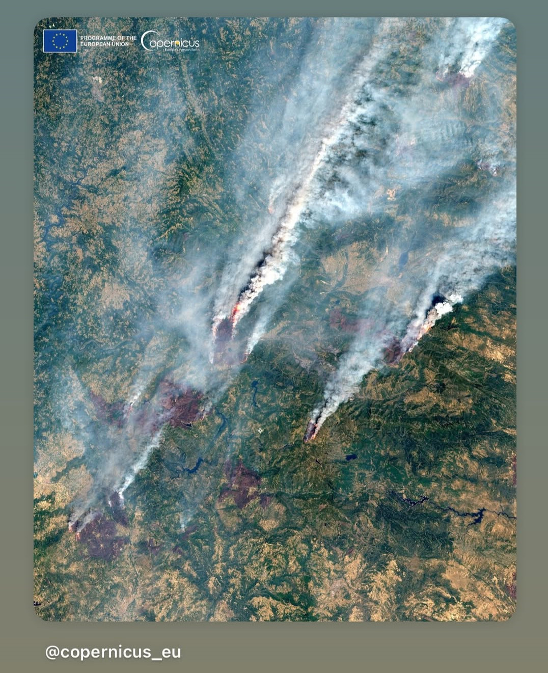 Lesní požár zachycený družicí EUMETSAT v programu Copernicus. Obrázek je ve vysoké kvalitě ve formátu PNG velikost 2.93MB